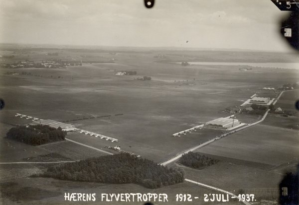 1937 Hangar 5 i forgrunden - uden tårn