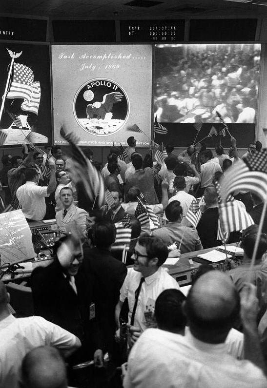 Mission control fejre astronauternes hjemkomst