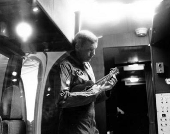 Armstrong fordriver ventetiden med sin Ukulele