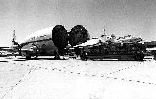 b377_011 Aero Spacelines B377SG Super Guppy med X-24 og HL-10 lifting bodies i 1976