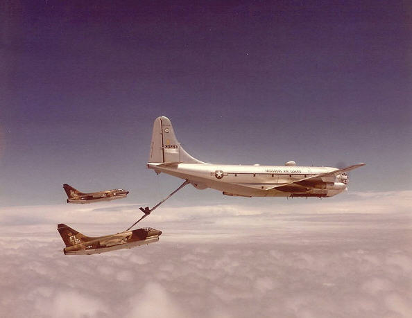 b377_02 KC-97L madder et par sultne Vought A-7D Corsair II