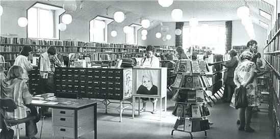 bib Det ærværdige bibliotekskartotek, var naturligvis ofte i træ