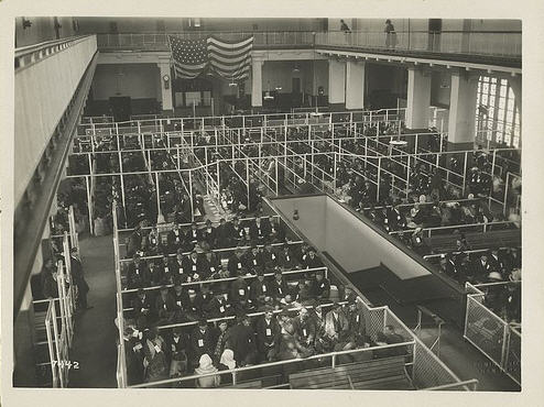 folk03 Emigrationskontoret på Ellis Island omkring 1910