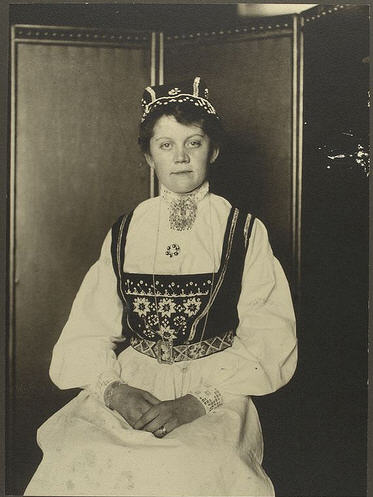 folk05 Ung kvinde fra Norges vestkyst