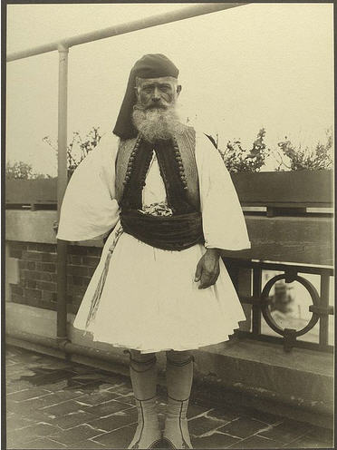 folk06 Græsk Evzone, eller paladsvagt, i fuld uniform