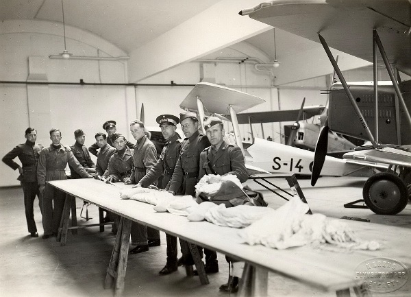 h5 O-maskine og Tiger Moth i hangar 5