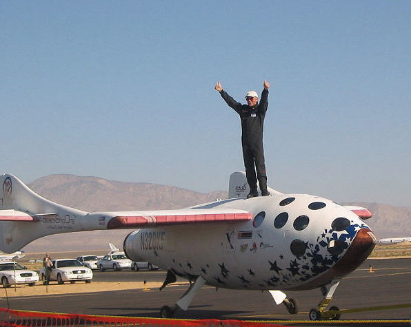 SpaceShipOne og astronauten Mike Melvill efter deres epokegørende tur i rummet