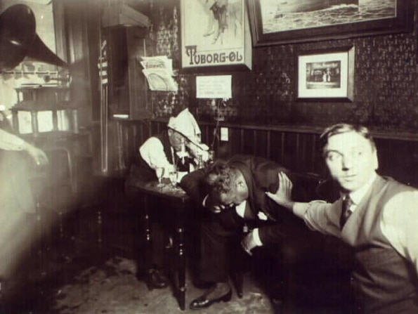 holm02 Søvnige gæster på Cafe Amerika omkring 1900