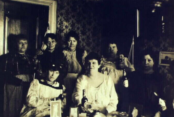 holm03 Udvalget på et af Holmens Gades bordeller omkring 1900