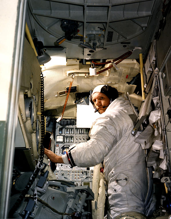 ksc-69pc-0319 Armstrong ved roret i månelanderen