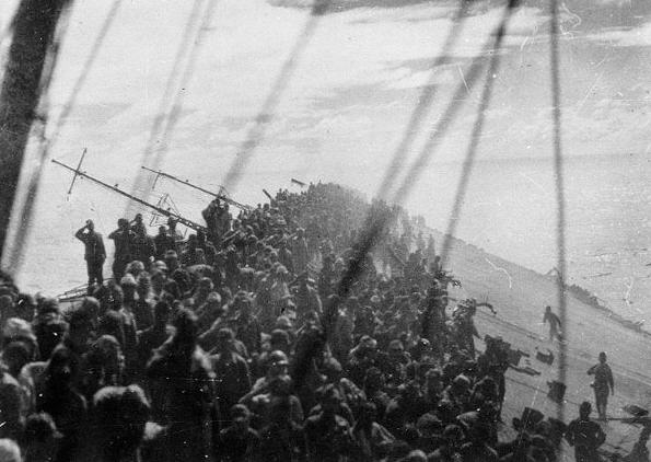 leyte01 Flaget stryges på det synkende japanske hangarskib Zuikaku