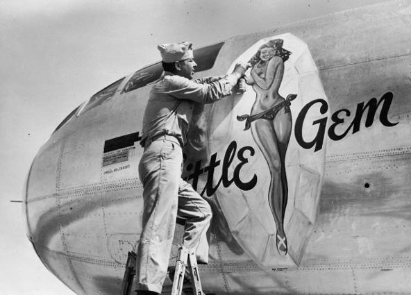 na070 Sidste hånd lægges på denne B-29 næsebemaling