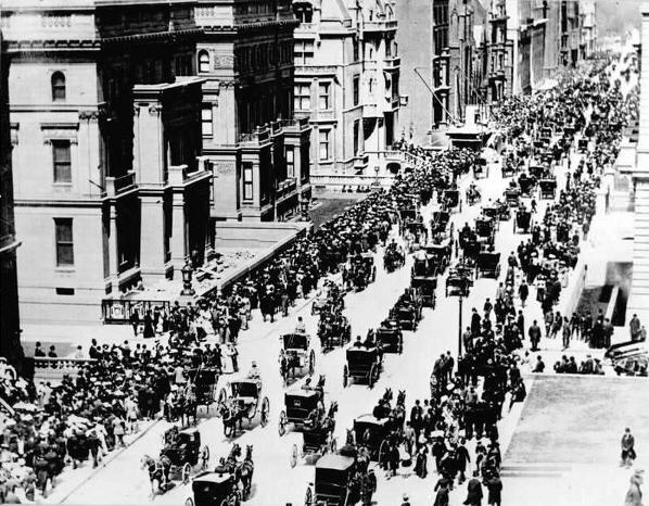 New York-trafik i år 1900 – bemærk bilen i venstre side lidt oppe