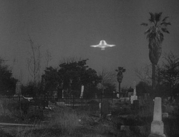 En flyvende tallerken lander på kirkegården - kan det blive mere spændende?