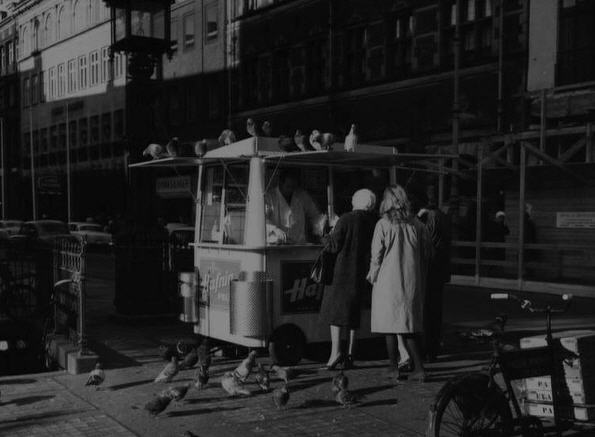 pv04 Klassisk Pøllevogn med tilhørende duer på Amagertorv