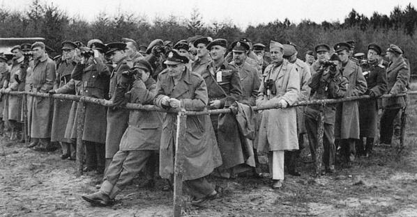 rocket01 Britiske og amerikanske tilskuere til en V2 affyring i oktober 1945