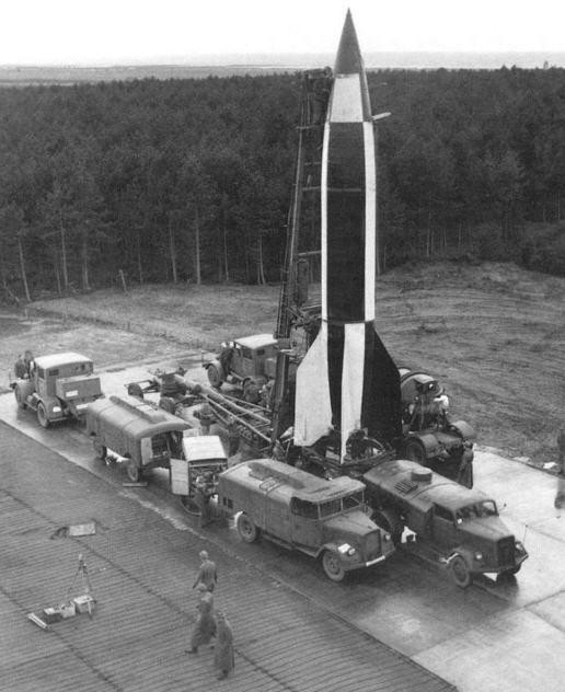 rocket04 Britisk og tysk personel klargør en V2