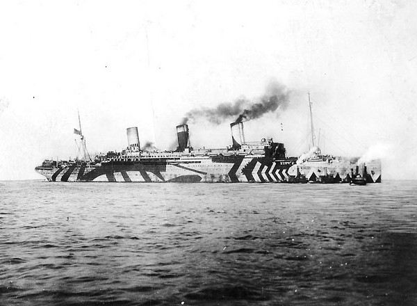 scr21 USS Leviathan med farver og striper i 1918