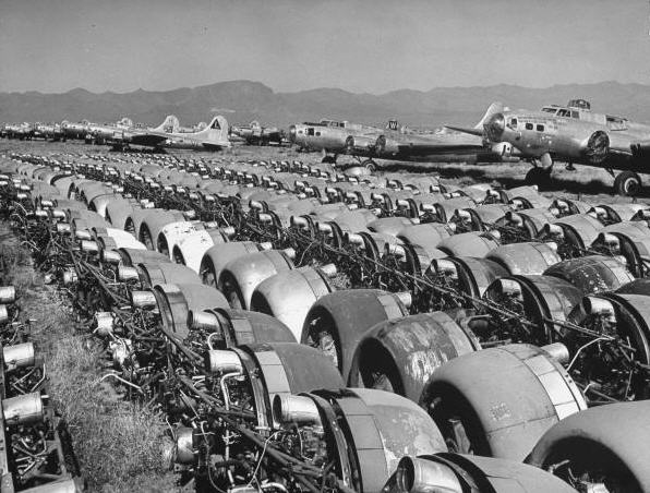 skrot06 B-17 maskiner og Wright Cyclone motorer venter på bødlen