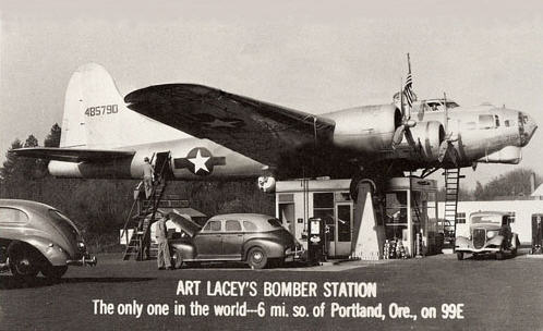 skrot11 Selvom billedet er fra 50'erne, så hænger denne B-17 stadig over tanken