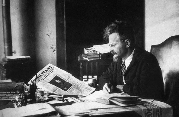 trot01 Trotsky læser the Militant i et mere afslappet øjeblik