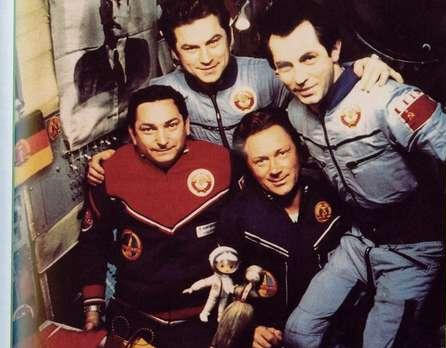 tv07 Kosmonaut kammerat Sandmännchen ombord på Salyut 6