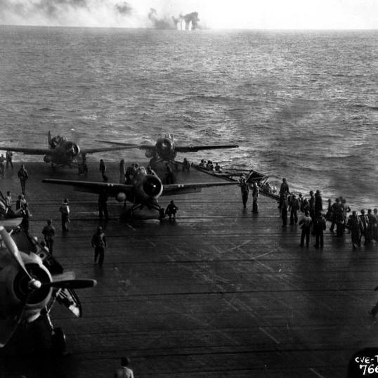 usn05 Wildcats på dækket af USS Kitkun Bay under slaget om Samar